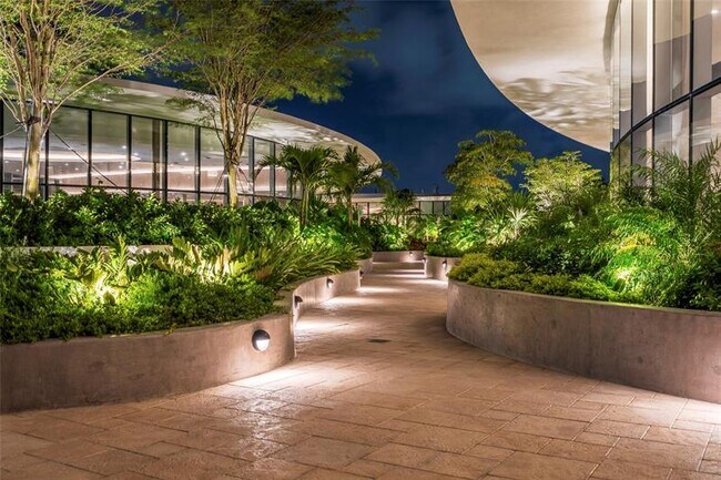 Building Photo - 700 NE 24th St