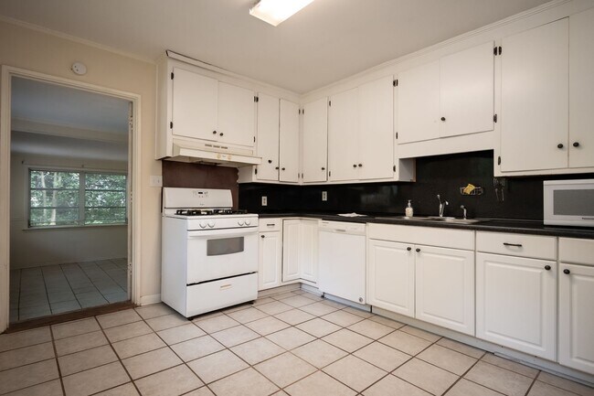 Building Photo - 175 Habersham Way