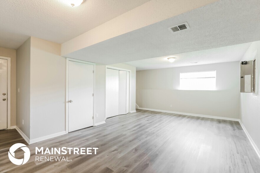 Building Photo - 1024 NE Queens Ct