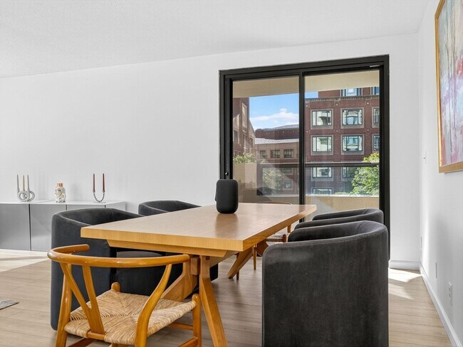 Building Photo - 65 E India Row