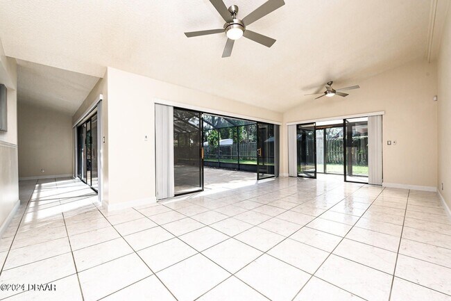 Building Photo - 4 Baywood Dr
