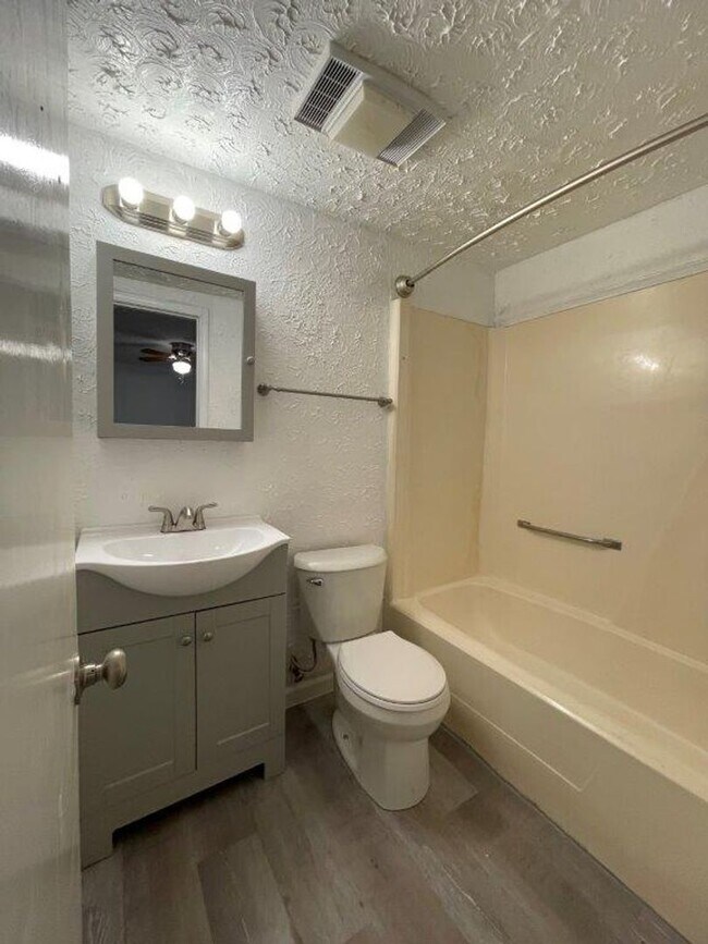 Building Photo - 1 bed downstairs unit with courtyard, laundry access,brand new appliances, paint and flooring, in...