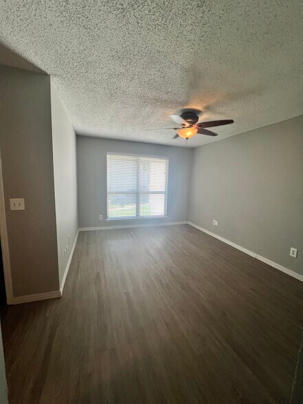 Building Photo - 825 Red Bird Ln