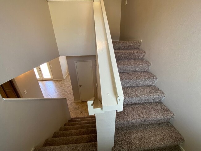 Building Photo - North Visalia Townhome Available Now