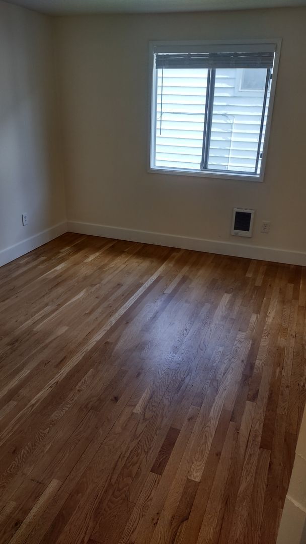 Building Photo - Upper 1bed, off street parking, onsite coin op laundry, storage, all dogs welcome!