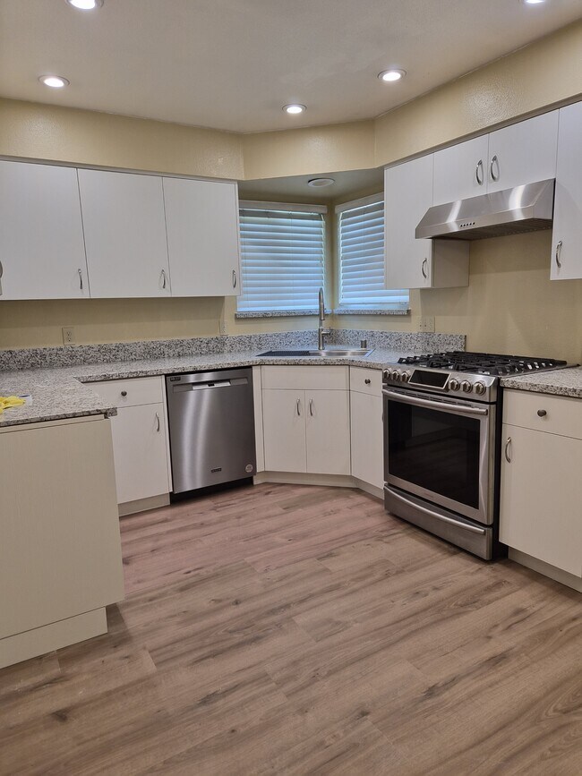 Building Photo - 376 E Sycamore Ave