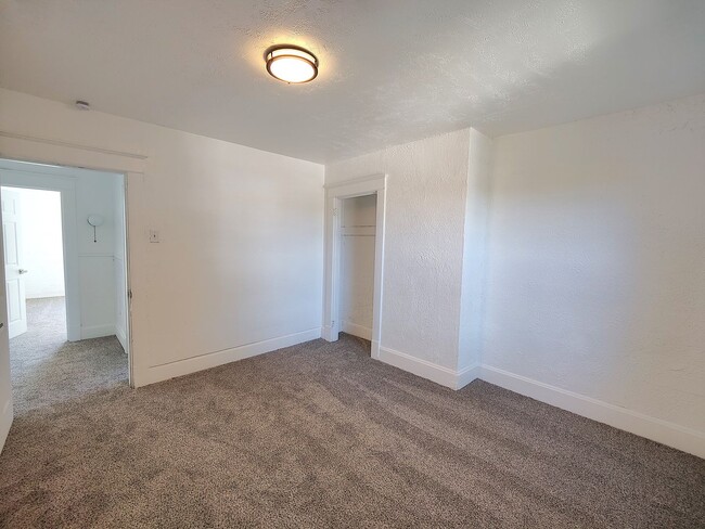 Building Photo - *Beautifully Updated & Spacious 6BD/1.5BA ...