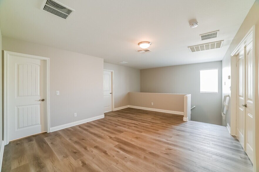 Building Photo - 5530 E Jaeger St