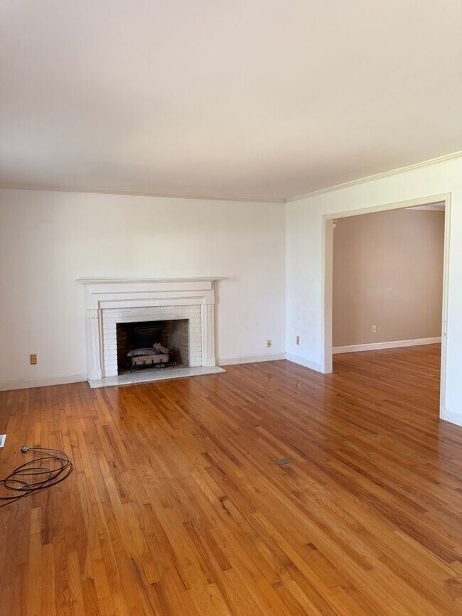 Building Photo - 105 Demille Dr