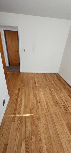 Building Photo - 40 Temple St