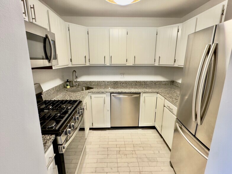 Building Photo - 559 W Surf St