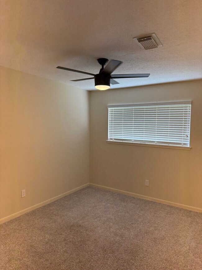 Building Photo - 515 Tresvant Dr