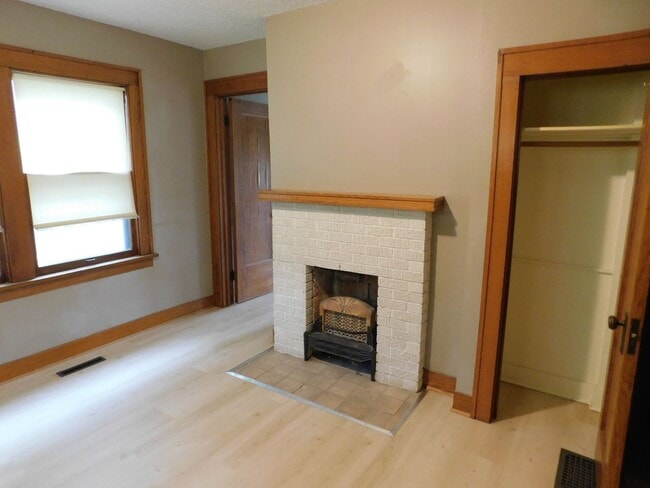 Building Photo - 2-bedroom, 1-bathroom Apartment w/ Basemen...