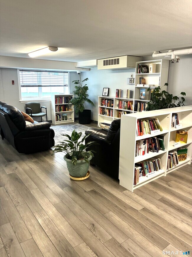 Building Photo - 893 Farmington Ave