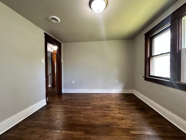 Building Photo - Four Bedroom House Available in Battle Creek!