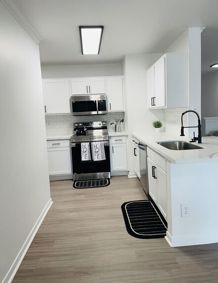 Building Photo - Get $500 Off on a Spacious 2/2 Apt!