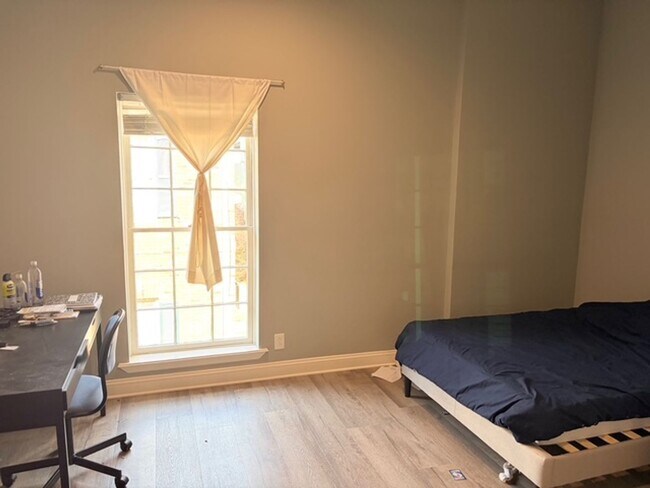 Building Photo - North Thomas 472-492