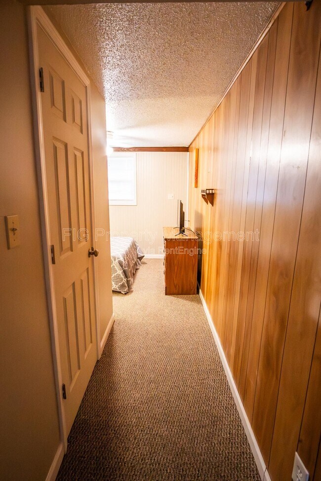 Building Photo - 707 W Race St