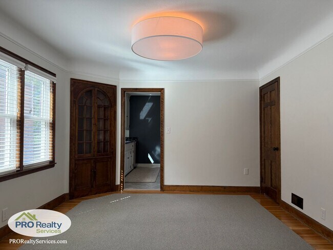 Building Photo - 2 Bedroom **$1,000 off 1 Month's Rent with...