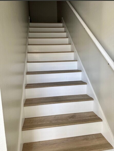 Stairway - 7308 S Trask St
