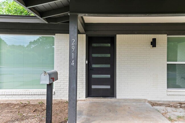 Building Photo - 2914 Loyola Ln