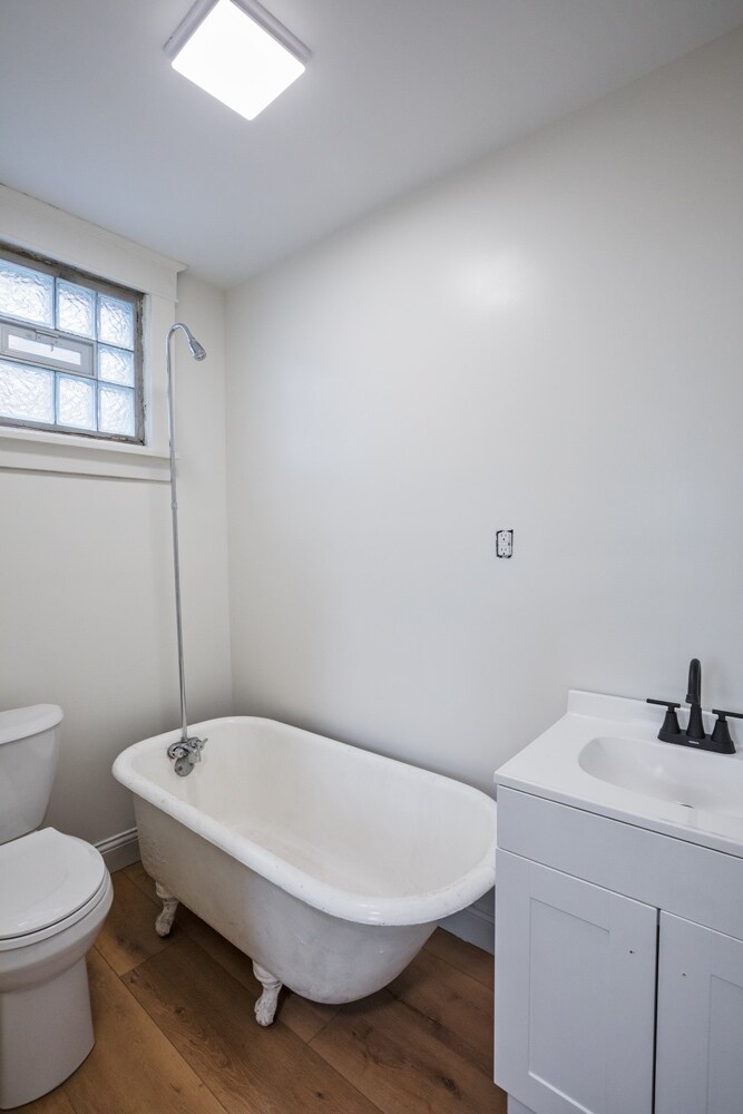 Building Photo - 332 E 9th St