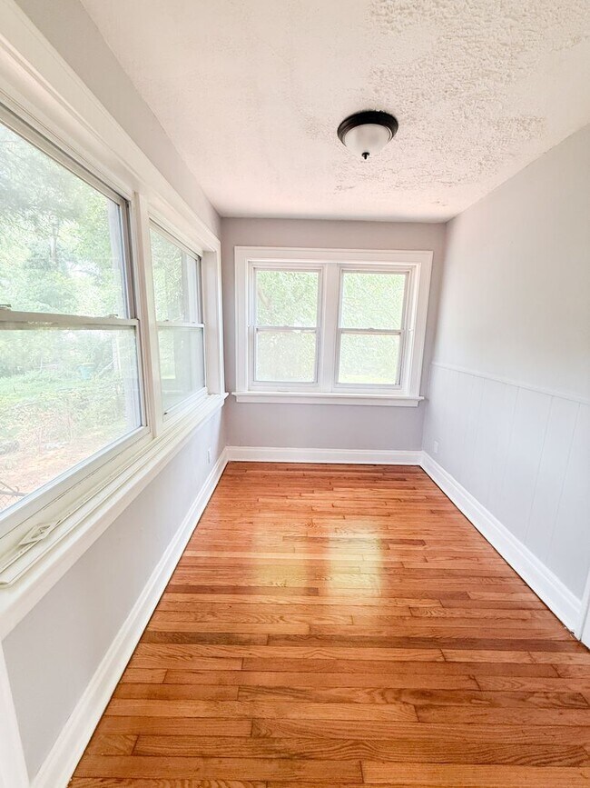 Building Photo - Newly Renovated 3 Bed/ 1.5 Bath With Hardwood Flooring!