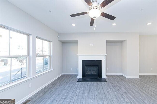 Building Photo - 272 Commons Ave