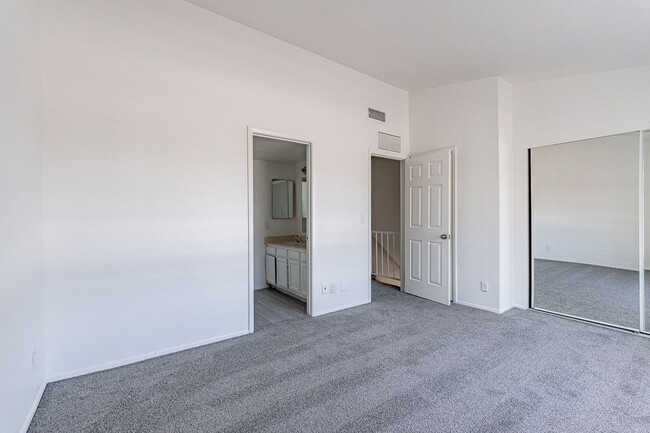 Building Photo - Brand new floor