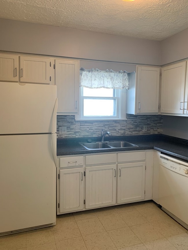 Building Photo - 206 E 10th St