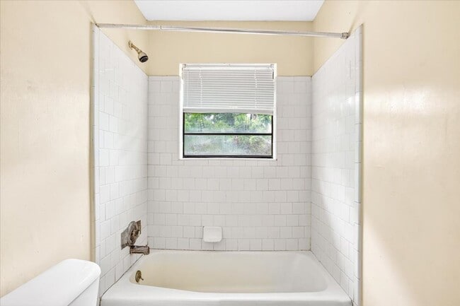 Building Photo - 2-Bedroom Apartment in Convenient Savannah Location