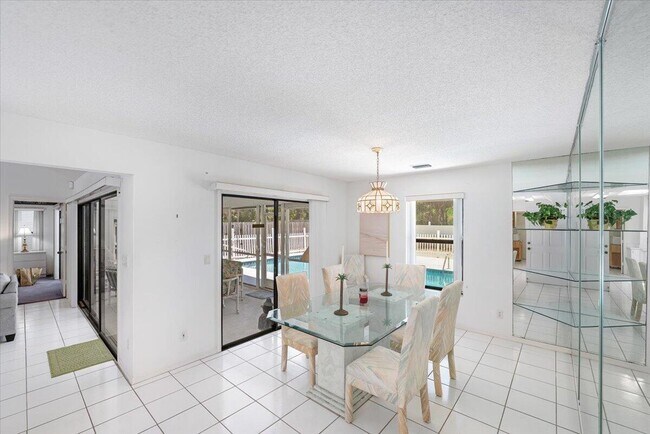 Building Photo - 901 Sandy Oaks Dr