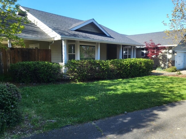 Building Photo - 3 bed 2 bathHome for Rent in Grants Pass