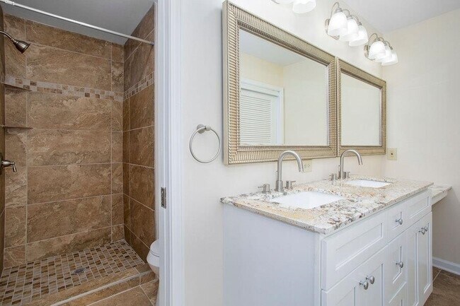 Building Photo - 2837 Hermosa Dr