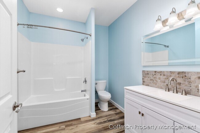 Building Photo - 4 Bed, 2 Full Bath Fully Remodeled Home