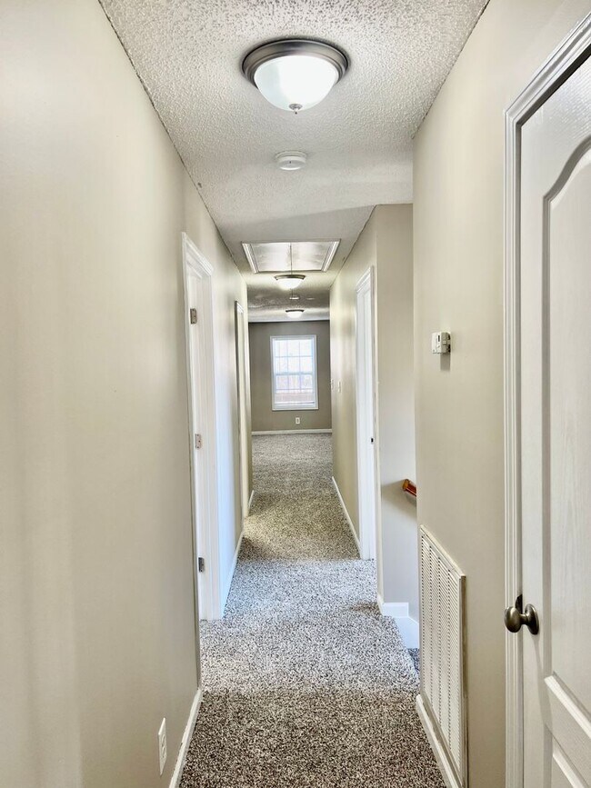 Building Photo - Newly Renovated Home Off Trenton Rd!