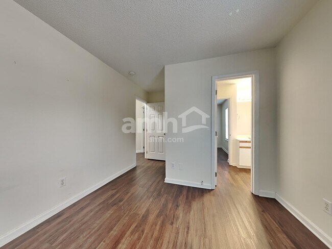 Building Photo - 1617 Oak Knoll Ln