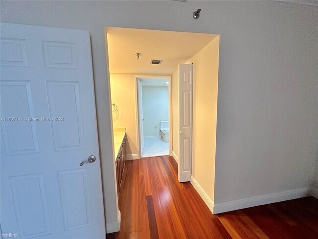 Building Photo - 1 br, 1.5 bath Condo - 520 Brickell Key Dr...