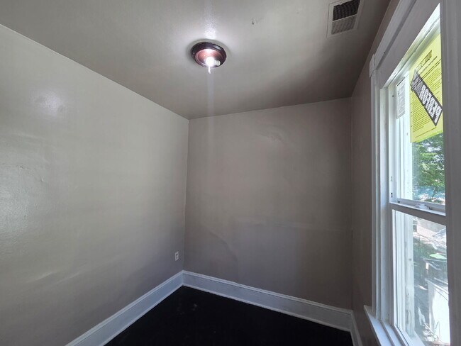 Building Photo - 2 Bedroom, 1 Bath Upper Unit