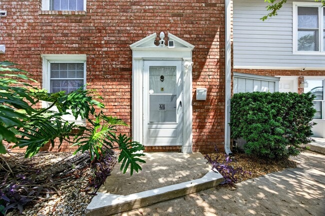 Building Photo - 83 Comares Ave