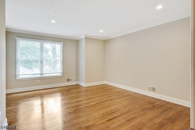Building Photo - 23 Ruthven Pl