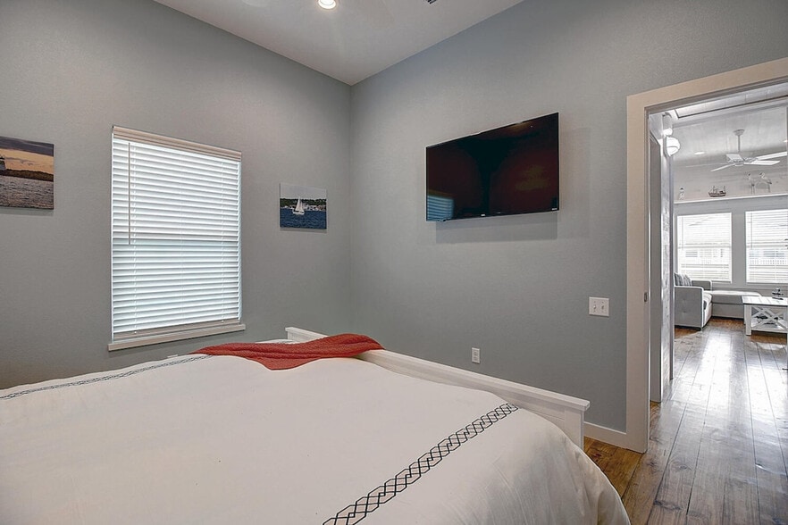 Building Photo - 1924 Eleventh Street-SI ID1023237P