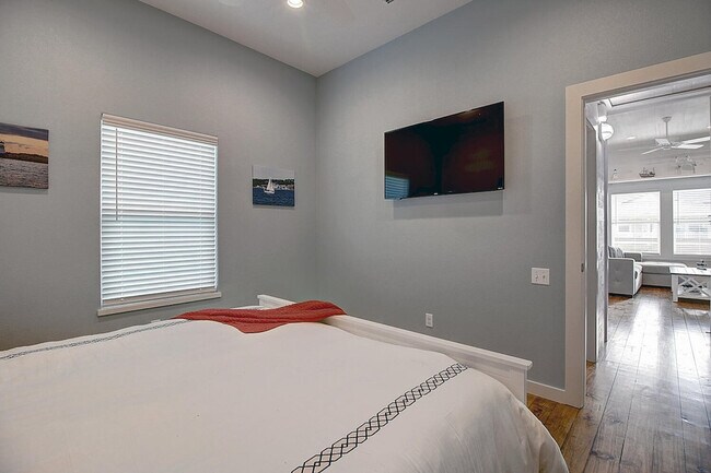 Building Photo - 1924 Eleventh Street-SI ID1023237P