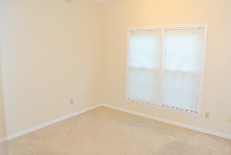 Building Photo - 2036 Hen House Dr