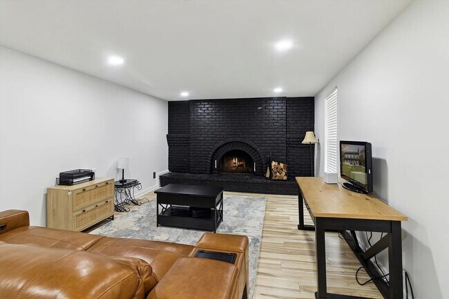 Building Photo - 5242 Cedarhurst Dr