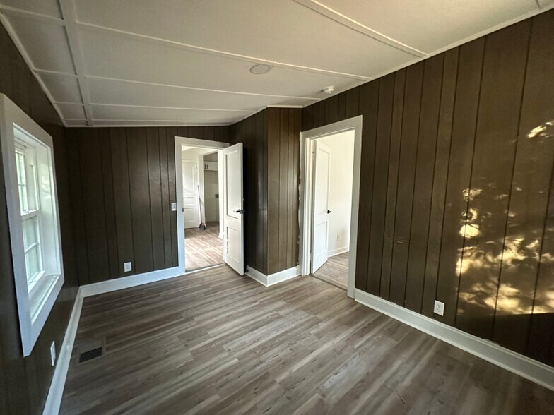 Building Photo - 1003 N Young St