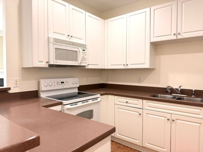 Building Photo - Spacious 3BR/3BA AVAILABLE NOW!