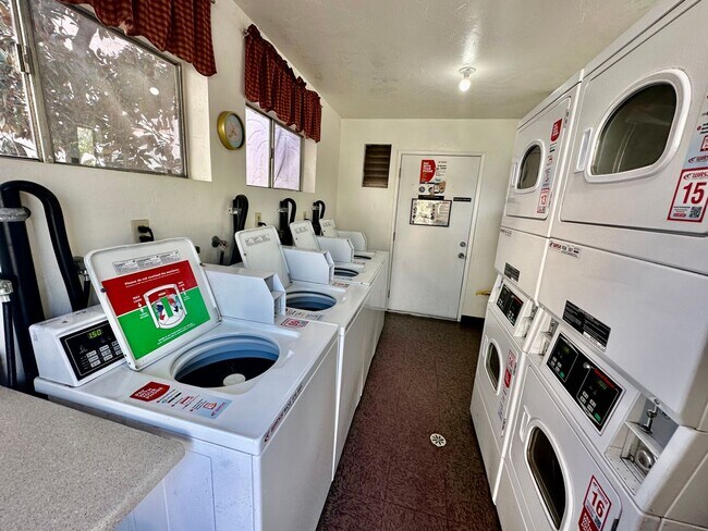 Building Photo - 1 Bedroom Corner Condo in San Carlos with Parking!