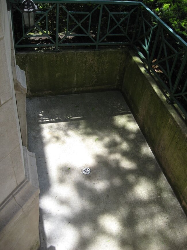 Building Photo - Large 3 bed/ 2 bath garden unit Available July 1