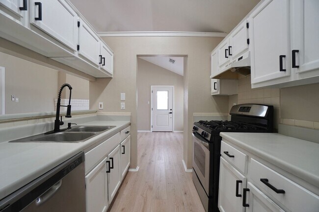 Building Photo - 508 Greenlawn Blvd